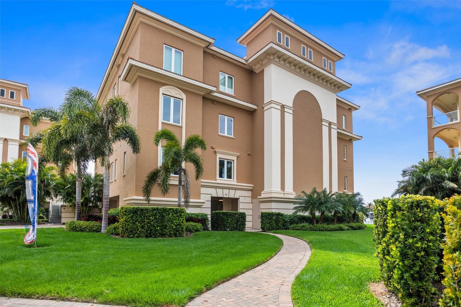 4 bed condominium in ST PETERSBURG