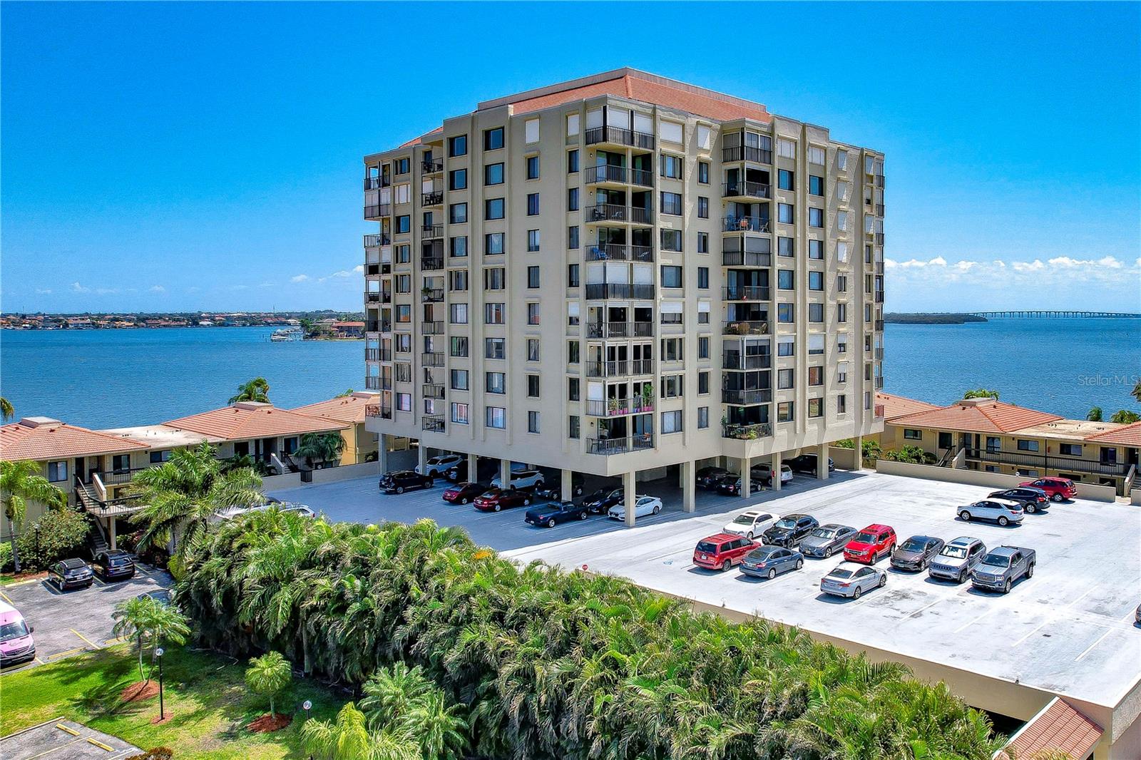 2 bed condominium in ST PETERSBURG